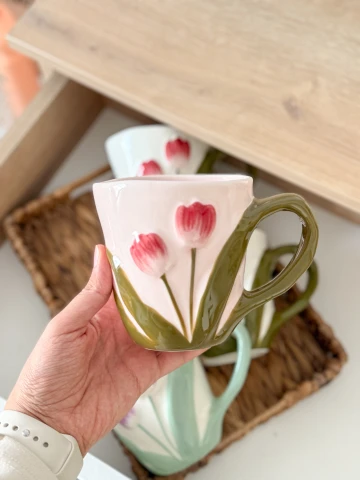 كوب كبير مع ورود بارزة