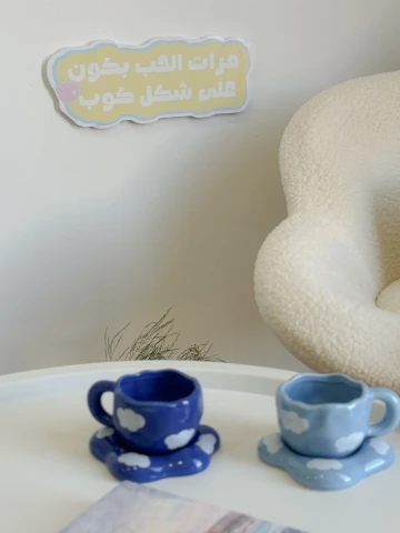 فنجان حجم صغير مع طباعة غيوم