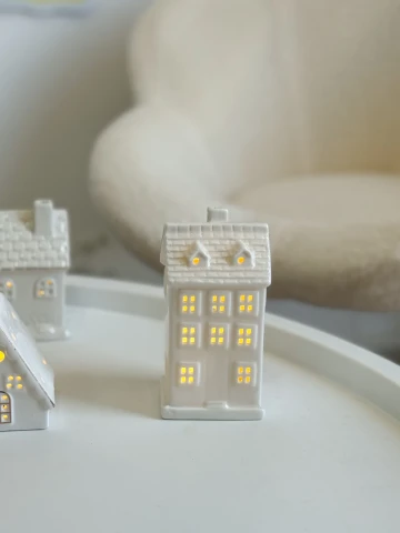 شمعدان زجاج شكل بيت.🏠 يعمل بالبطارية- شكل 1