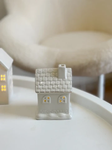 شمعدان زجاج شكل بيت.🏠 يعمل بالبطارية- شكل 2