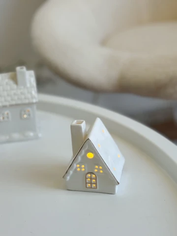 شمعدان زجاج شكل بيت.🏠 يعمل بالبطارية- شكل 3