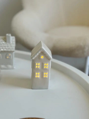 شمعدان زجاج شكل بيت.🏠 يعمل بالبطارية- شكل 4
