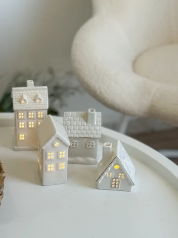 شمعدان زجاج شكل بيت.🏠 يعمل بالبطارية- شكل 4