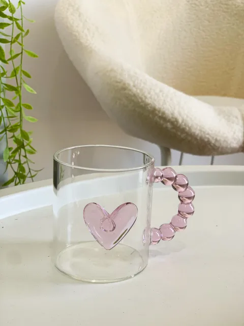 كوب شفاف يد بابلز وقلب في المنتصف